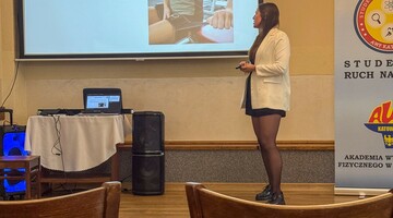 studentka podczas sesji nauk o kulturze fizycznej