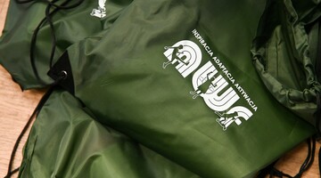 logotyp projektu NDS na worku sportowym