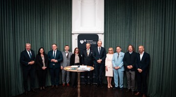 Forum przyszłości Miasta Nauki 2025 - zdjęcie Rektor&oacute;w Uczelnii. Rektor AWF prof. dr hab. n.med. Andrzej Małecki trzymający podpisany list intencyjny