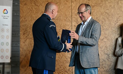 Komendant Policji wręcza upominek Rektorowi AWF Katowice