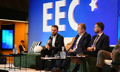 Karol Bar wypowiadający się podczas panelu &bdquo;Sport, rozw&oacute;j, inwestycje&rdquo;