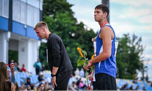 Filip Kempski w trakcie dekoracji