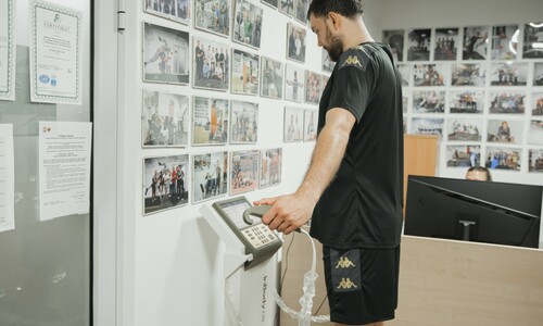 zawodnik BBTS w trakcie pomiaru składu ciała