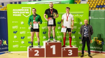 Podium z zawodnikami na AMP w tr&oacute;jboju siłowym