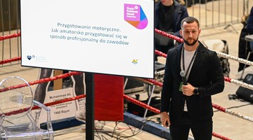 dr Jakub Jarosz podczas wykładu pt.: Przygotowanie motoryczne. Jak amatorsko przygotować się w spos&oacute;b profesjonalny do zawod&oacute;w"