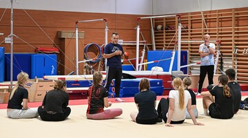 uczestnicy kursu przygotowawczego na zajęciach z gimnastyki 