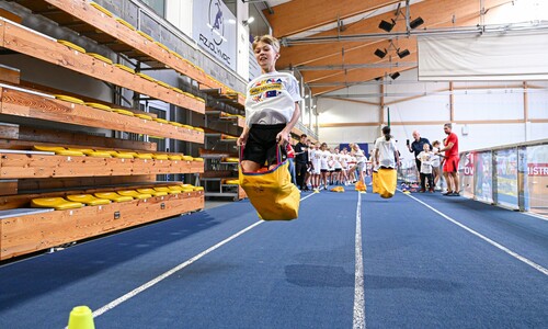 uczestnik wydarzenia w trakcie konkurencji "wyścigi w workach"