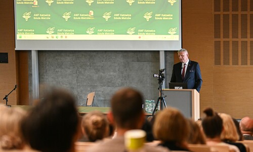 Wiceminister Zdrowia Wojciech Konieczny stoi przy m&oacute;wnicy, wygłaszając przem&oacute;wienie przed zgromadzonymi gośćmi