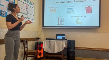 studentka podczas sesji nauk o kulturze fizycznej