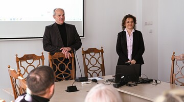 prof. dr hab. n.med. Andrzej Małecki i dr hab. Izabela Zając-Gawlak, prof. AWF Katowice podczas otwarcia w sali senatu 