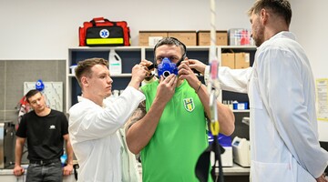 Oleksander Usyk  podczas badań w Centrum innowacji dla Sportu i Zdrowia