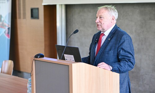 Dyrektor Szpitala w Rybniku  stoi przy m&oacute;wnicy, wygłaszając przem&oacute;wienie.