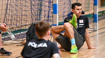 Zdjęcie zawodnik&oacute;w przygotowujących się do badań 