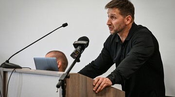 Jakub Chycki przy m&oacute;wnicy podczas wykładu czwartkowego 