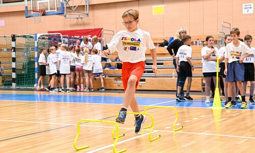 uczestnik wydarzenia w trakcie biegu z przeszkodami