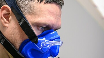 Oleksander Usyk  podczas badań w Centrum innowacji dla Sportu i Zdrowia