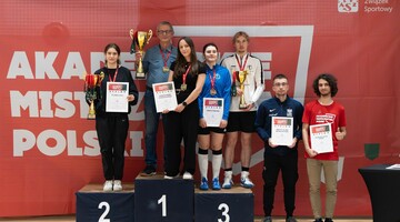 Podium z najlepszymi drużynami AMP w szermierce