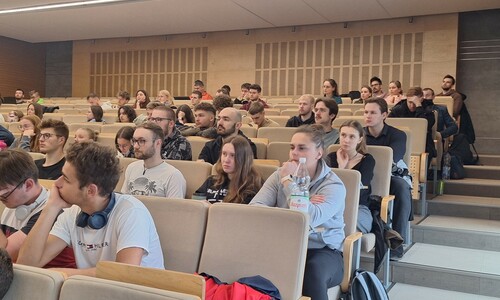 Zdjęcie student&oacute;w i uczni&oacute;w podczas wykładu