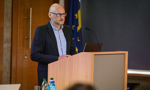 Paweł Czerwony podczas panelu "Sztuczna inteligencja przyszłosć edukacji"