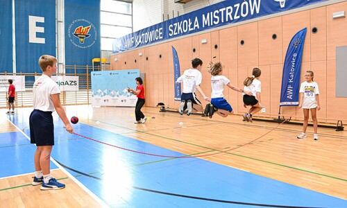 uczestnicy wydarzenia skaczący na skakance