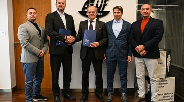 uczestnicy spotkania: prof. dr hab. n. med. Andrzej Małecki, Rektor AWF Katowice oraz doc., PhDr. Miroslav Petr, Ph.D., Dziekan Wydziału Wychowania Fizycznego i Sportu Uniwersytetu Karola w Pradze, doc. PhDr. Petr &Scaron;ťastn&yacute;, Ph.D., prof. dr hab. Adam Zając, Prorektor ds. sportu AWF Katowice, mgr Piotr Rodak, Kanclerz AWF Katowice.
