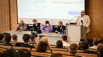 prof. dr hab. Adam Zając podczas wykładu czwartkowego