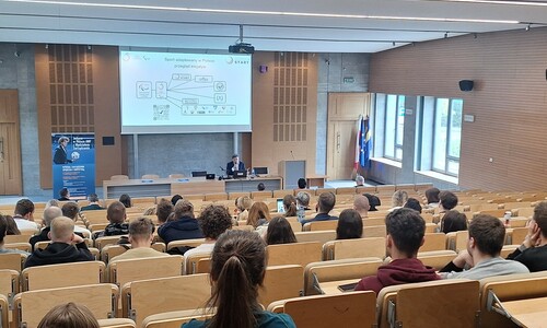 Zdjęcie student&oacute;w i uczni&oacute;w podczas wykładu