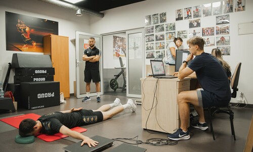 zawodnik BBTS w trakcie badania nadzorowanego przez ekspert&oacute;w AWF Katowice