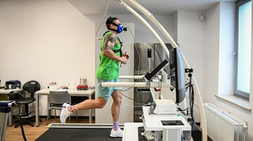 Oleksander Usyk  podczas badań w Centrum innowacji dla Sportu i Zdrowia