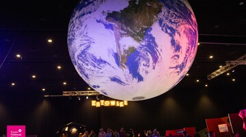 Zdjęcie dekoracji przedstawiające podwieszoną pod sufitem kulę ziemską