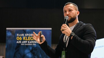 dr Jakub Jarosz podczas wykładu pt.: Przygotowanie motoryczne. Jak amatorsko przygotować się w spos&oacute;b profesjonalny do zawod&oacute;w"