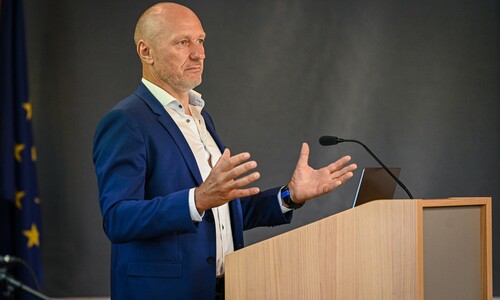 cezary augustynowicz podczas panelu "Sztuczna inteligencja przyszłosć edukacji"