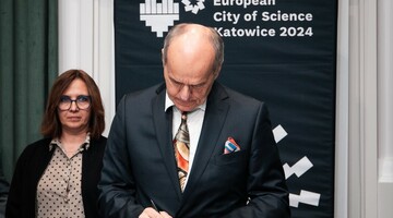 Rektor AWF prof. dr hab. n.med. Andrzej Małecki podpisujący list intencyjny